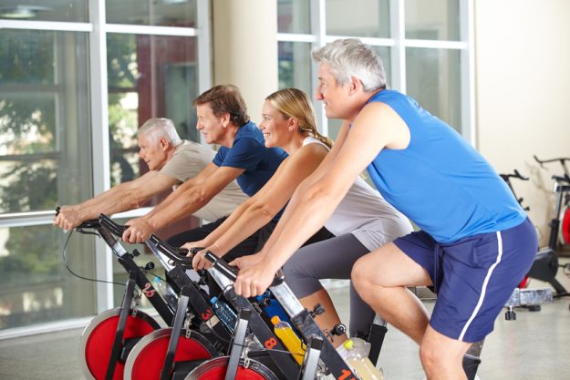 Spinning Kurs mit Senioren im Fitnesscenter