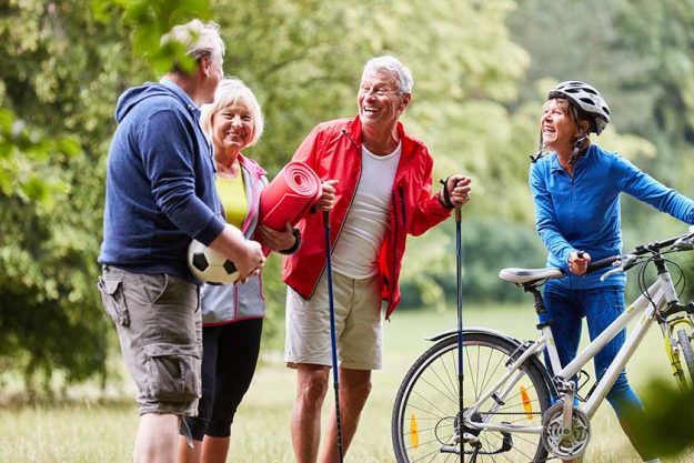 Senioren machen zusammen Fitness