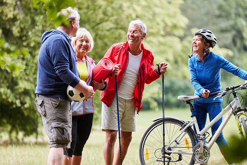 Senioren machen zusammen Fitness Senioren machen zusammen Fitness