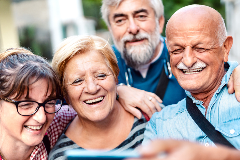 Happy senior friends taking selfie around old town street – Reti Happy senior friends taking selfie around old town street - Reti
