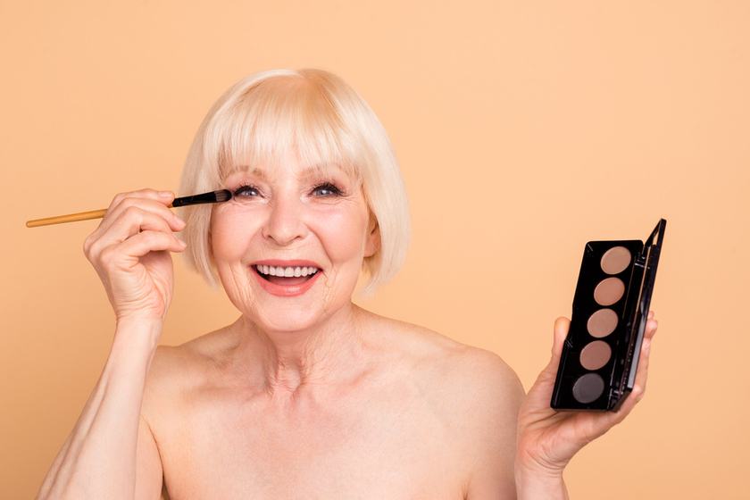 Close up portrait of her she nice looking attractive lovely well groomed cheerful cheery glad positive shine gray haired lady applying new cool product advert advice isolated over beige background