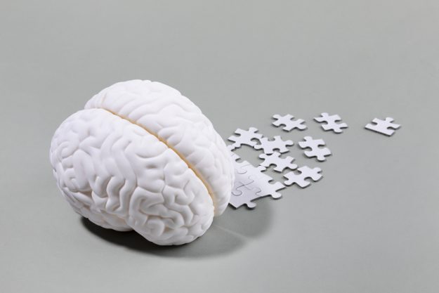 Brain health and dementia series, brain miniature and scattering puzzle — Photo