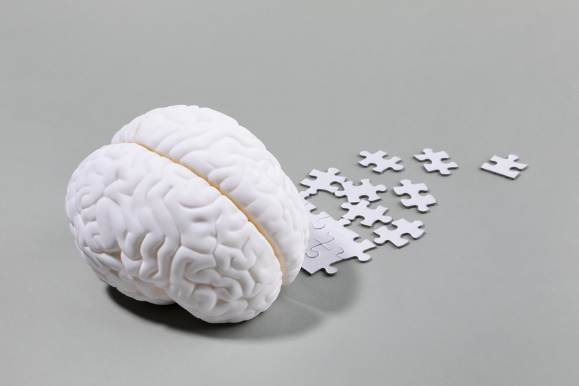 Brain health and dementia series, brain miniature and scattering puzzle — Photo Brain health and dementia series, brain miniature and scattering puzzle — Photo