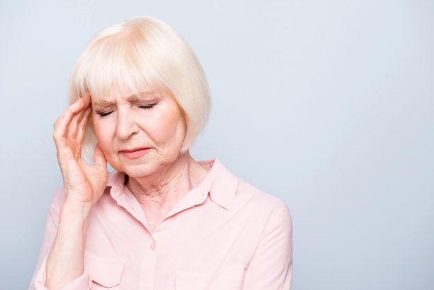 Portrait of old adult caucasian lady feeling head ache, pain, hi — Photo