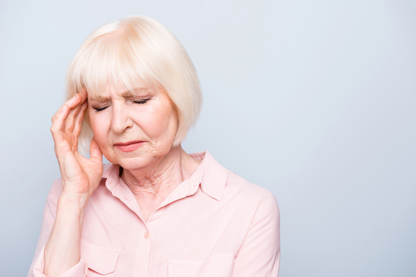 Portrait of old adult caucasian lady feeling head ache, pain, hi — Photo