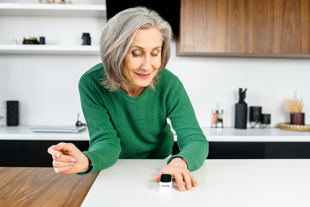 woman using oximeter for measures the oxygen saturation